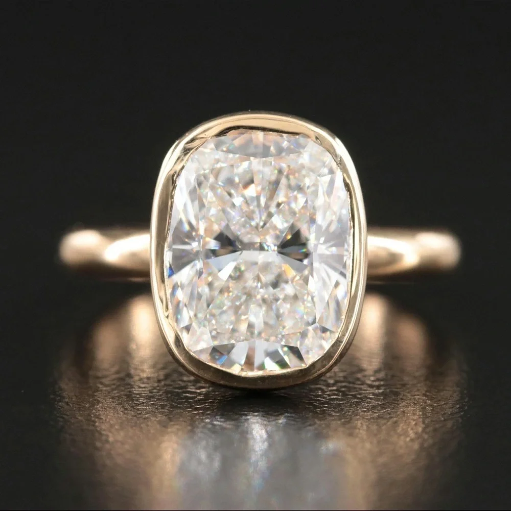 Elegant 18K Gold Ring with stunning solitaire 4.20 ct Diamond (Size 6.25)
